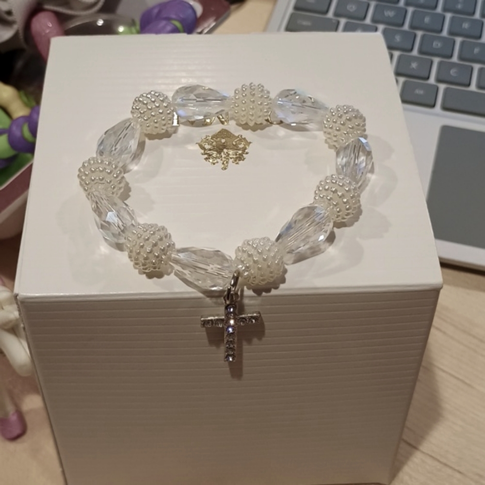 NWOT Rhinestone cross beaded bracelet